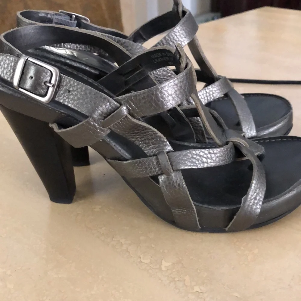 Mia Leather Pweter Color Heels Size 8